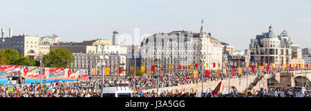 Moskau, Russland - 9. Mai 2016: Unsterbliche Regiment Prozession in Tag des Sieges - Tausende von Menschen marschieren in Gedenken an ihre lieben, die Foug Stockfoto