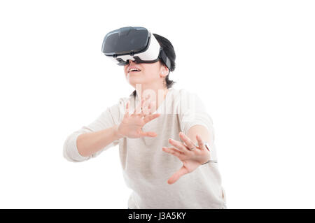 Frauen tragen VR Kopfhörer auf der Suche nach Angst und Vermeidung von etwas Schlimmes in der virtuellen Realität auf weißem Hintergrund Stockfoto