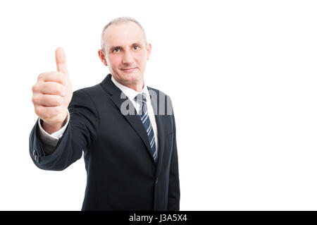 Porträt von reifer eleganter Mann zeigt Daumen trägt Anzug und Krawatte isoliert auf weißem Hintergrund mit textfreiraum text Stockfoto