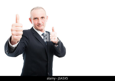 Porträt von eleganten Mann Daumen mit beiden Händen tragen Anzug und Krawatte isoliert auf weißem Hintergrund mit textfreiraum Text auftauchen Stockfoto