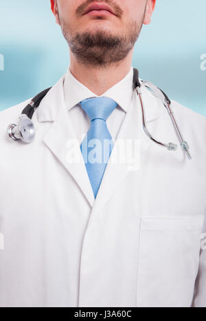 Porträt von unbekannten männlichen Arzt medizinische Uniform mit Stethoskop in Nahaufnahme Stockfoto