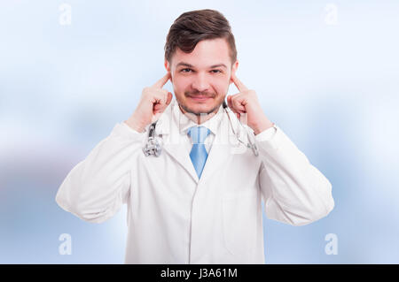 Glücklich attraktive Medic Ohren als hören keine bösen Konzept auf blauem Hintergrund Stockfoto