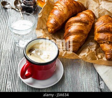 Frischen morgendlichen Kaffee, Espressotasse mit Brötchen knusprig frische croissants Stockfoto