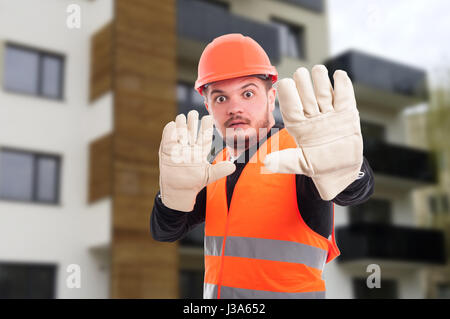 Angst junger Architekt Stop Geste mit Angst Ausdruck auf seinem Gesicht zu tun Stockfoto