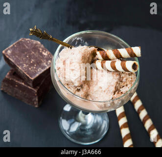 Sommer Schoko-Eis oder Sorbet Dessert in einer Schale, lecker lecker Eis Dessert in einer transparenten Glastasse mit Waffeln Stockfoto