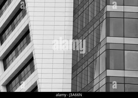 Glasoberfläche Gesichtsfeld Wolkenkratzer im Bezirk von Business Centern mit Reflexion darauf, schwarz / weiß Stockfoto