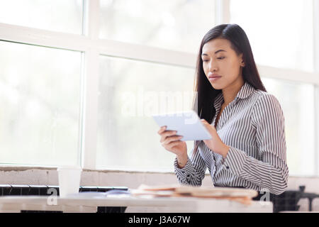 Asiatische Geschäftsfrau mit Digital-Tablette Stockfoto