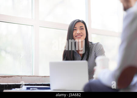 Durchführung von Interviews im modernen Büro Stockfoto