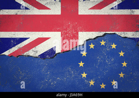 Brexit blaue Flagge der Europäischen Union EU an gebrochenen Wand und halbe Großbritannien Flagge Stimmen für Großbritannien Ausfahrt Konzept Stockfoto