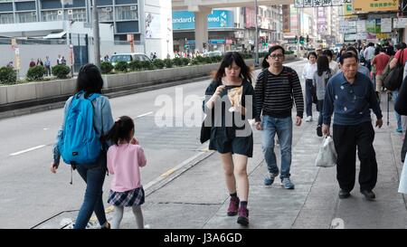 Nicht identifizierte Fußgänger zu Fuß auf der Nathan Road Prince Edward Hong Kong Stockfoto