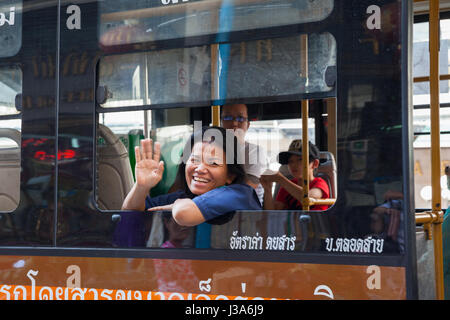 BANGKOK, THAILAND - 24 APRIL: Passagiere, die Fahrt mit dem Bus am 24. April 2016 in Bangkok, Thailand. Stockfoto