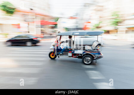 BANGKOK, THAILAND - 24 APRIL: Mann Reiten Tuk-Tuk auf 24. April 2016 in Bangkok, Thailand. Stockfoto