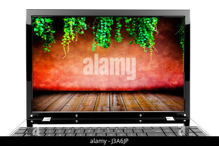 Konzentrieren Sie sich auf dem Bildschirm eines Laptops mit roten Wand und Efeu Stockfoto