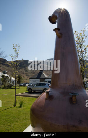 Die Isle of Arran Whisky-Destillerie, in Lochranza, auf der Isle of Arran, Schottland, am 3. Mai 2017. Stockfoto