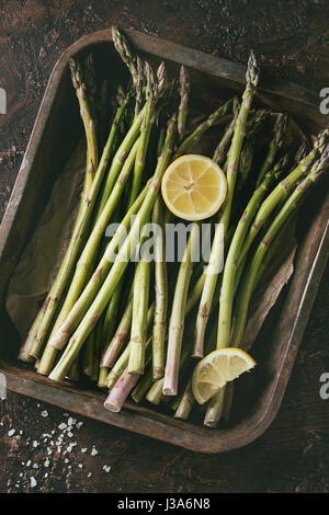 Bündel von jungen grünem Spargel Stockfoto