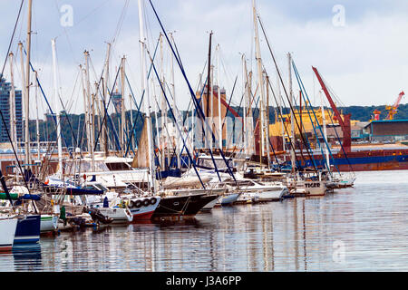 DURBAN, Südafrika - 24. April 2017: Morgen Yachten ankern im Hafen gegen Küsten Skyline in Durban, Südafrika Stockfoto