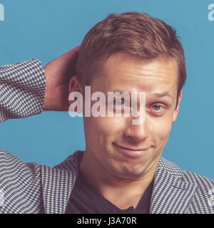 Porträt der jungen schönen Männern mit emotionalen Gesicht Stockfoto