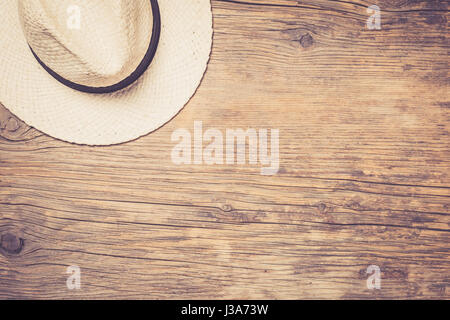 Sommer Zubehör auf einem alten Holz- Hintergrund Stockfoto