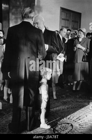 Konrad Adenauer zu seinem 80. Geburtstag mit Enkel Stephan und Theodor Heuss, 1956 Stockfoto