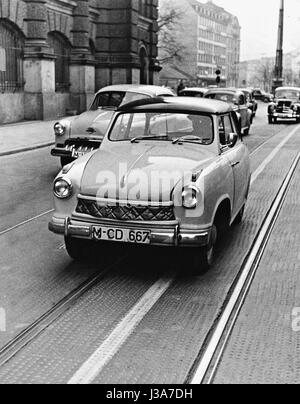 "Ein '' Lloyd'' kleines Auto in den Münchner Verkehr, 1958" Stockfoto