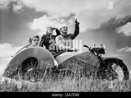 Reise mit der Familie auf einem Motorrad mit Beiwagen, 1951 Stockfoto