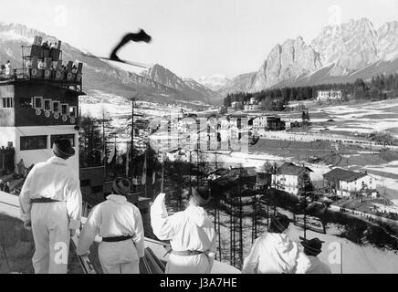 Skispringen bei den Winterspielen in Cortina, 1956 Stockfoto