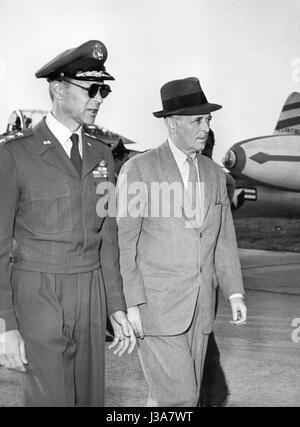 Lauris Norstad und Thomas Finletter, 1951 Stockfoto