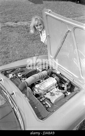 Unter der Haube ein Glas 1300 GT 2 + 2 Coupé, 1963 Stockfoto