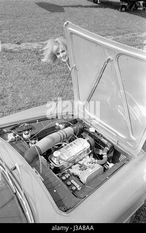 Unter der Haube ein Glas 1300 GT 2 + 2 Coupé, 1963 Stockfoto