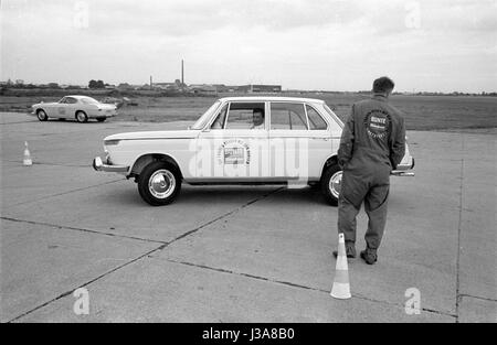 Probefahrt mit einem BMW 1800 auf einer Teststrecke, 1963 Stockfoto