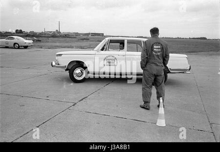 Probefahrt mit einem BMW 1800 auf einer Teststrecke, 1963 Stockfoto