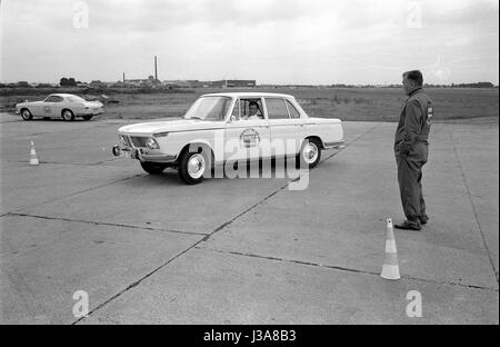 Probefahrt mit einem BMW 1800 auf einer Teststrecke, 1963 Stockfoto