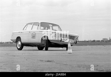 Probefahrt mit einem BMW 1800 auf einer Teststrecke, 1963 Stockfoto