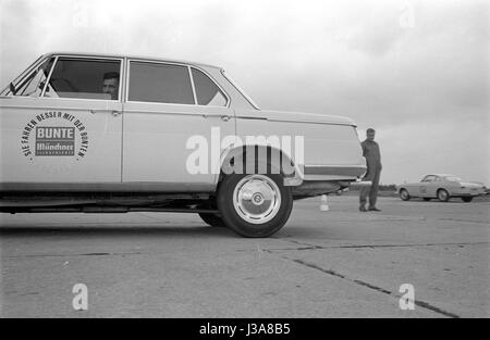 Probefahrt mit einem BMW 1800 auf einer Teststrecke, 1963 Stockfoto