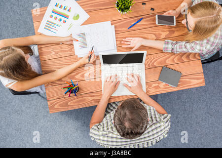 Geschäftsleute, die in einem Büro arbeiten Stockfoto