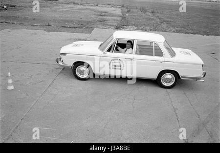 Probefahrt mit einem BMW 1800 auf einer Teststrecke, 1963 Stockfoto