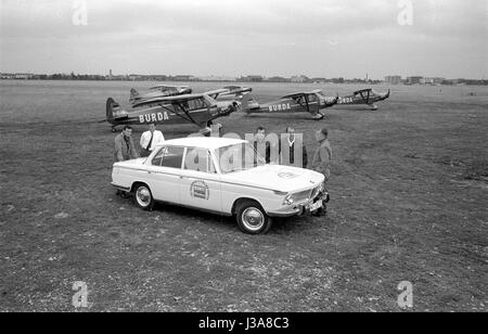 Ein BMW 1800 vor die Flugzeuge des Geschwaders Burda, 1963 Stockfoto