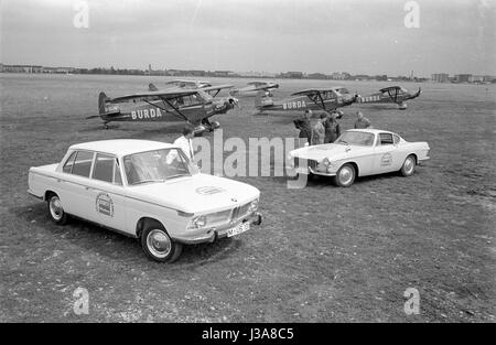 Ein BMW 1800 und ein Volvo P1800 S vor der Burda-Staffel, 1963 Stockfoto