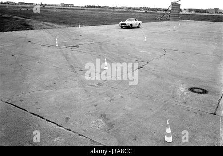 Probefahrt in einem Volvo P1800 S auf einer Teststrecke, 1963 Stockfoto