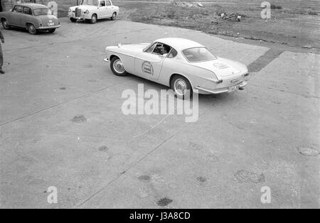 Probefahrt in einem Volvo P1800 S auf einer Teststrecke, 1963 Stockfoto