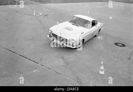 Probefahrt in einem Volvo P1800 S auf einer Teststrecke, 1963 Stockfoto