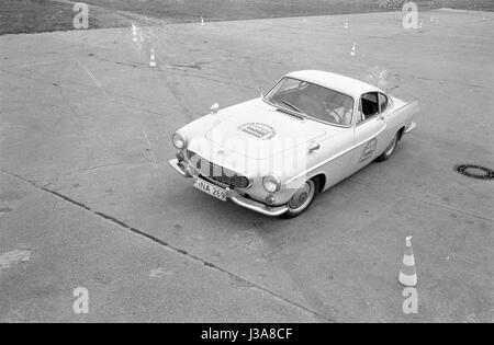 Probefahrt in einem Volvo P1800 S auf einer Teststrecke, 1963 Stockfoto