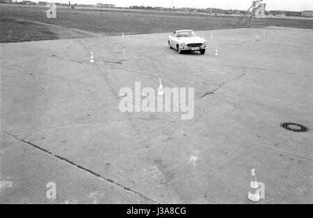 Probefahrt in einem Volvo P1800 S auf einer Teststrecke, 1963 Stockfoto