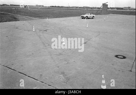 Probefahrt in einem Volvo P1800 S auf einer Teststrecke, 1963 Stockfoto