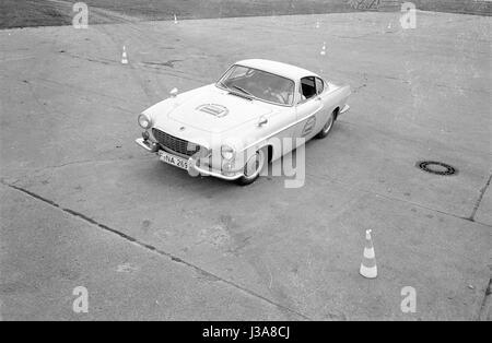 Probefahrt in einem Volvo P1800 S auf einer Teststrecke, 1963 Stockfoto