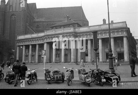 "Die '' Neues Gebaeude'' (Neubau) und die Kathedrale in Schwerin, 1963" Stockfoto