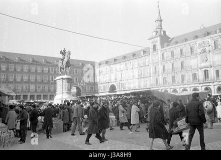 Weihnachtsmarkt an der Plaza Mayor in Madrid, 1963 Stockfoto