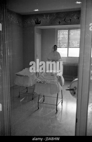 Die Geburtshilfe-Abteilung eines Spitals in Madrid, 1963 Stockfoto