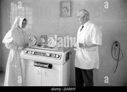 Die Geburtshilfe-Abteilung eines Spitals in Madrid, 1963 Stockfoto