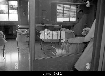 Die Geburtshilfe-Abteilung eines Spitals in Madrid, 1963 Stockfoto